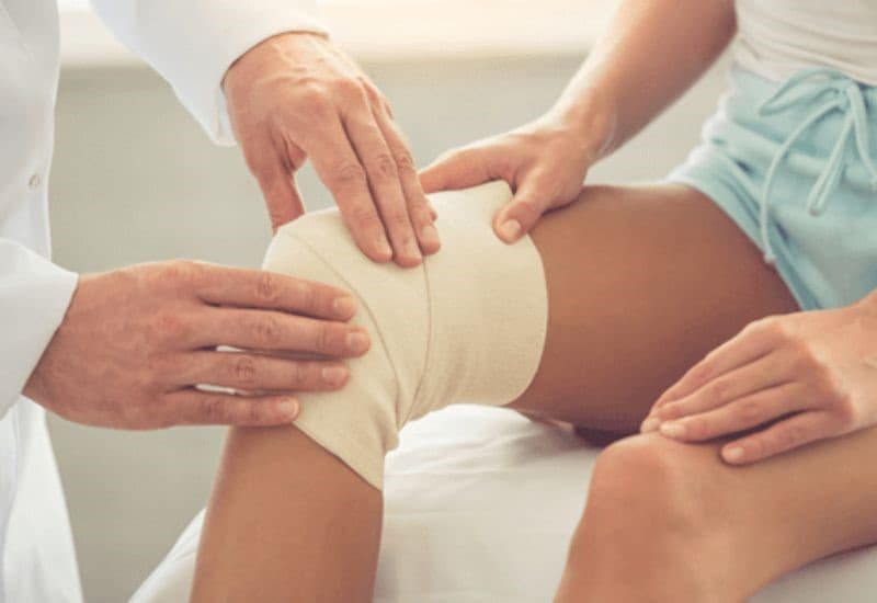 bó bột hoặc nẹp cố định khi bị trật khớp gối