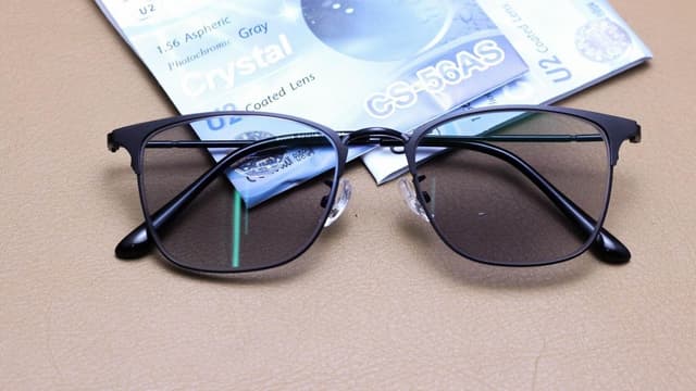 Kinh nghiệm chọn cắt kính đổi màu phù hợp bạn nên biết