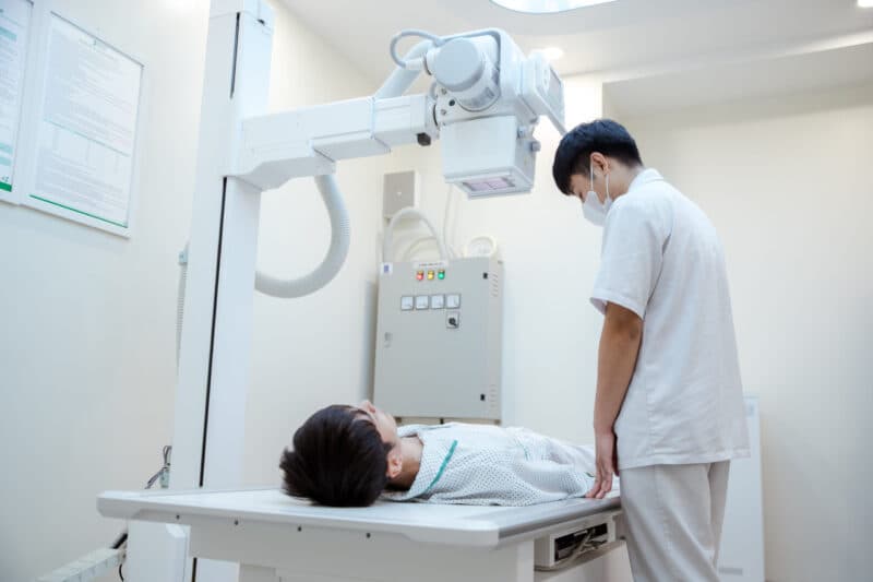 Thăm khám trước khi thực hiện kỹ thuật tán sỏi nội soi ngược dòng