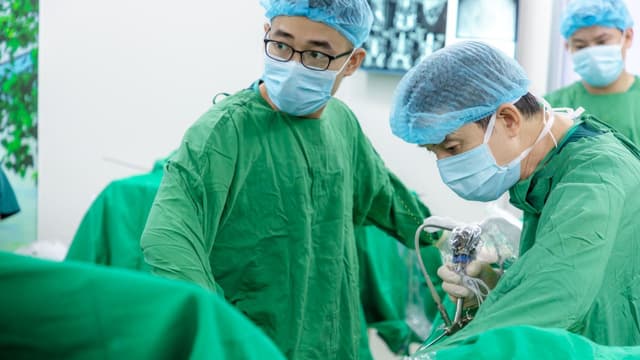 Quy trình điều trị với kỹ thuật tán sỏi nội soi ngược dòng