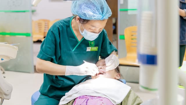 Lấy cao vôi răng cho trẻ em: Nên hay không và độ tuổi phù hợp