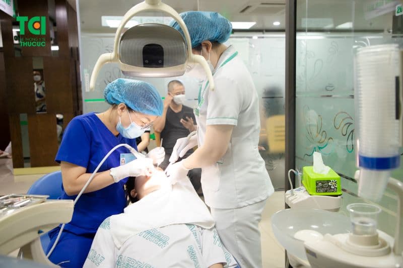 răng số 5 mọc ngầm