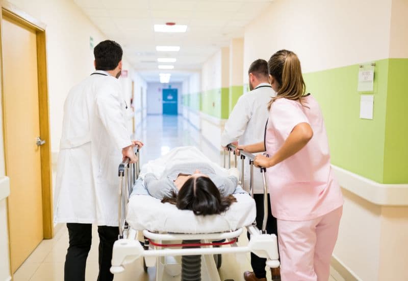 Nếu tình trạng vượt quá khả năng xử lý của cơ sở tiêm chủng, người bệnh sẽ được chuyển ngay đến cơ sở y tế có khả năng cấp cứu và điều trị chuyên sâu.