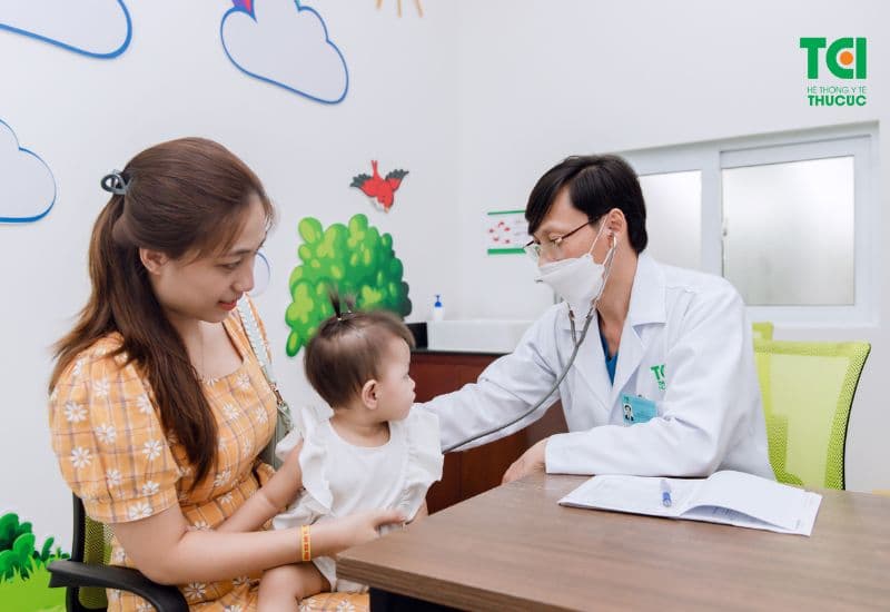 Đánh giá tổng quát sức khỏe là một bước quan trọng trong thủ tục trước khi tiêm vắc-xin.