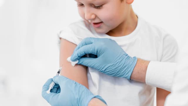 Tiêm vắc-xin 5 trong 1 có an toàn không: Giải đáp thắc mắc