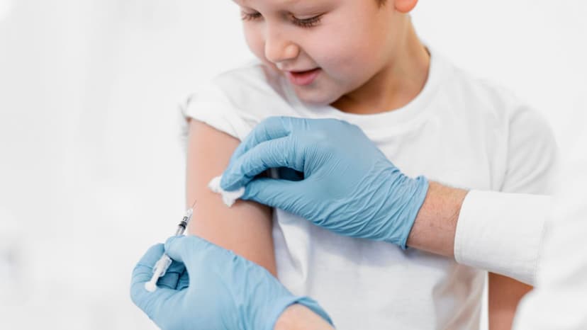 Tiêm vắc-xin 5 trong 1 có an toàn không: Giải đáp thắc mắc