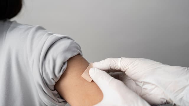 Tiêm vắc-xin bị chảy máu: Nguyên nhân và cách xử lý hiệu quả