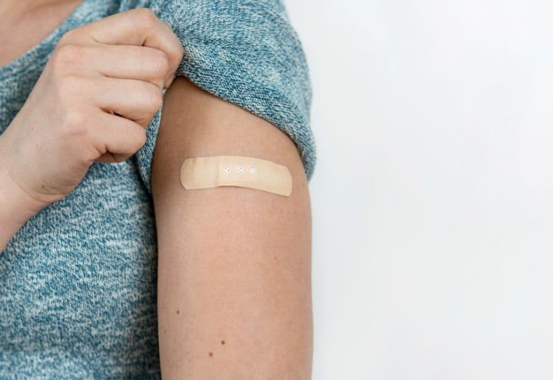 Tiêm vắc-xin bị sưng là hiện tượng xuất hiện vùng sưng tấy, đỏ và đôi khi đau nhức tại vị trí tiêm vắc-xin; đây là một phản ứng thông thường của cơ thể đối với vắc-xin và thường xảy ra trong vài giờ đến vài ngày sau khi tiêm.