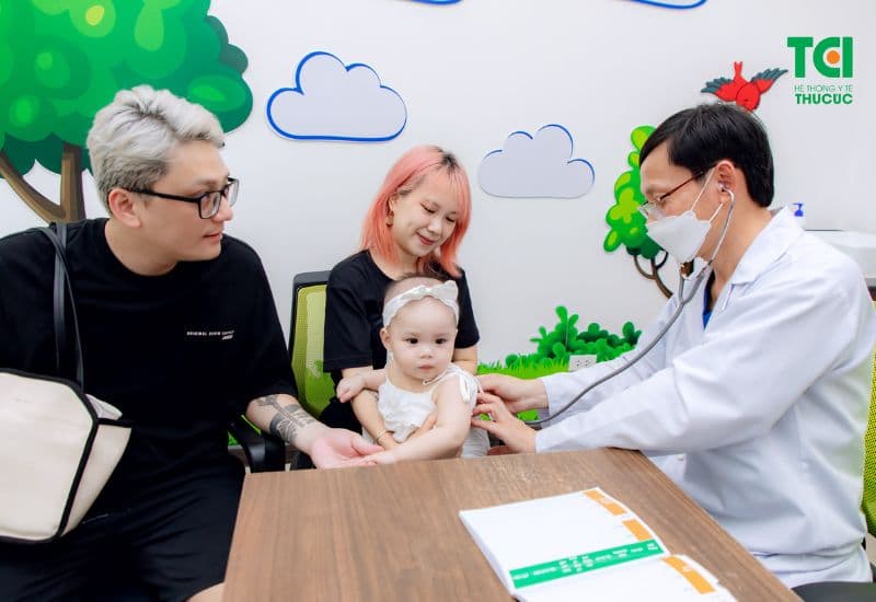 Trước khi tiêm vắc-xin, hãy cung cấp đầy đủ thông tin về tiền sử dị ứng, các bệnh lý nền và các loại thuốc đang sử dụng cho nhân viên y tế; điều này sẽ giúp họ đánh giá tốt hơn về nguy cơ và đưa ra phương án tiêm chủng phù hợp nhất cho bạn.