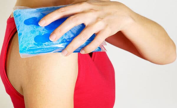 Chườm lạnh tại chỗ tiêm có thể giúp giảm cảm giác khó chịu.