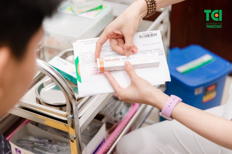 Loại vắc xin đầu tiên nên tiêm cho người già là vắc xin cúm.