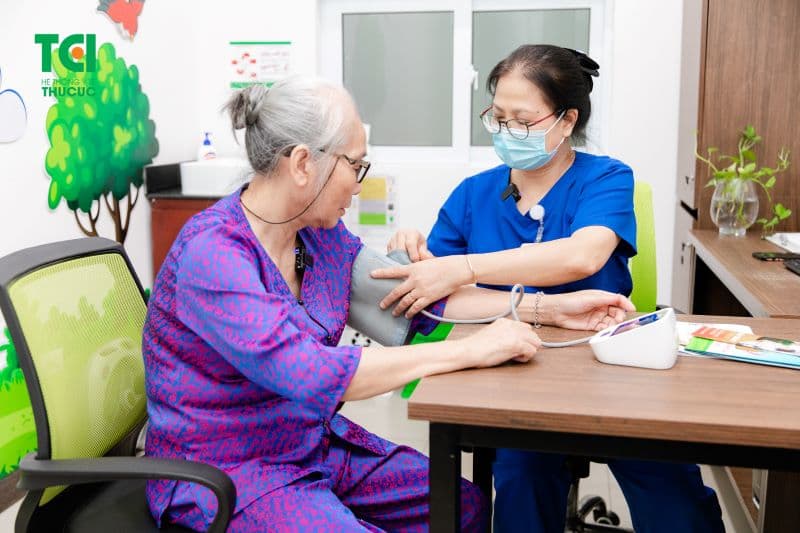 tiêm vacxin cho người già