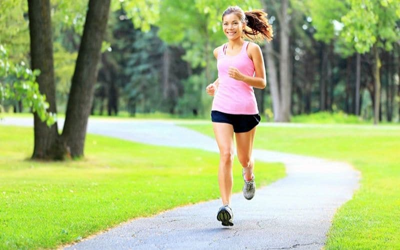 Chạy nhanh hoặc chạy marathon có thể gây áp lực mạnh lên cơ thể, làm cho triệu chứng ợ chua và khó chịu xuất hiện