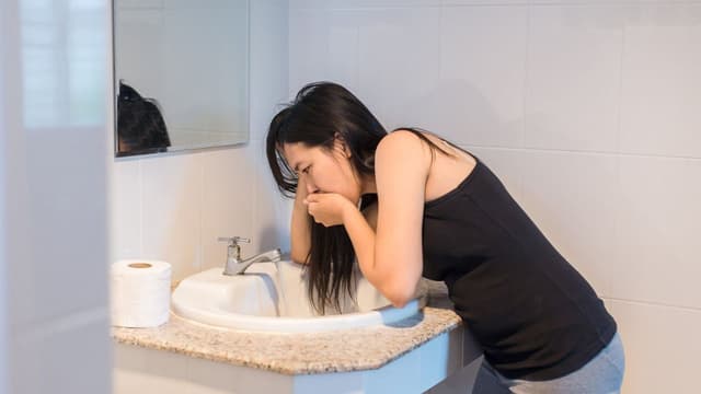 Vì sao trào ngược dạ dày gây nôn và làm sao để khắc phục?