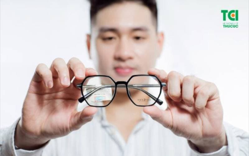 Tròng kính cận chống tia UV đẹp