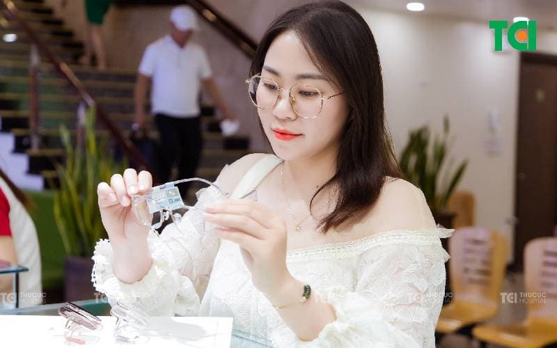 Tròng kính cận chống tia UV TCI