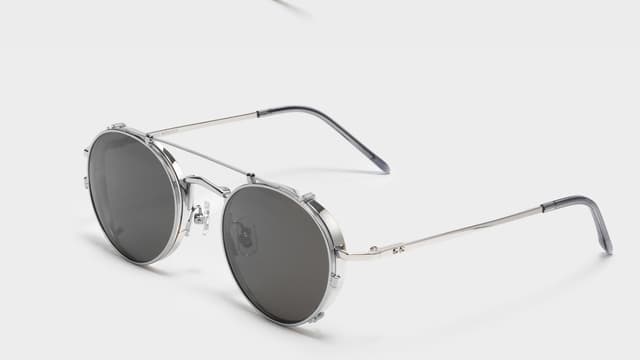 Giải mã công nghệ của tròng kính đổi màu khói và lợi ích