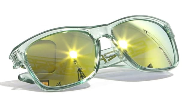 Khám phá thú vị: Vì sao tròng kính đổi màu xanh được