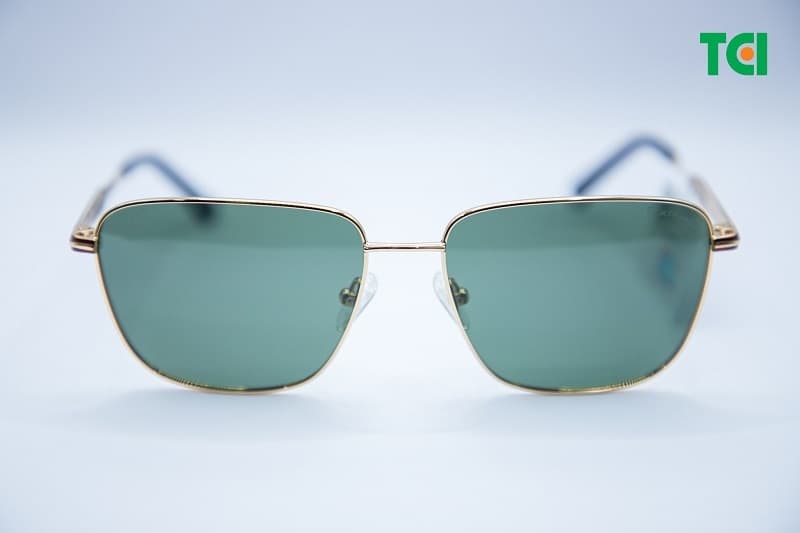 Đeo kính mắt đổi màu xanh có nhiều lợi ích