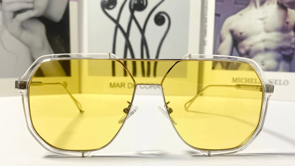 Tròng kính màu vàng: Công dụng đặc biệt và thời điểm nên đeo