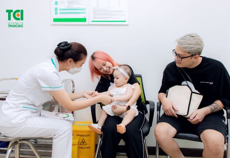 Sau tiêm, theo dõi trẻ ít nhất 30 phút tại cơ sở y tế để kịp thời xử lý nếu có phản ứng bất thường.