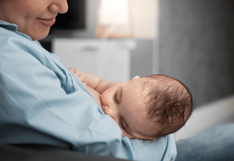 Đối với các mẹ đang cho con bú, việc trẻ ít bú có thể làm giảm lượng sữa tiết ra. 