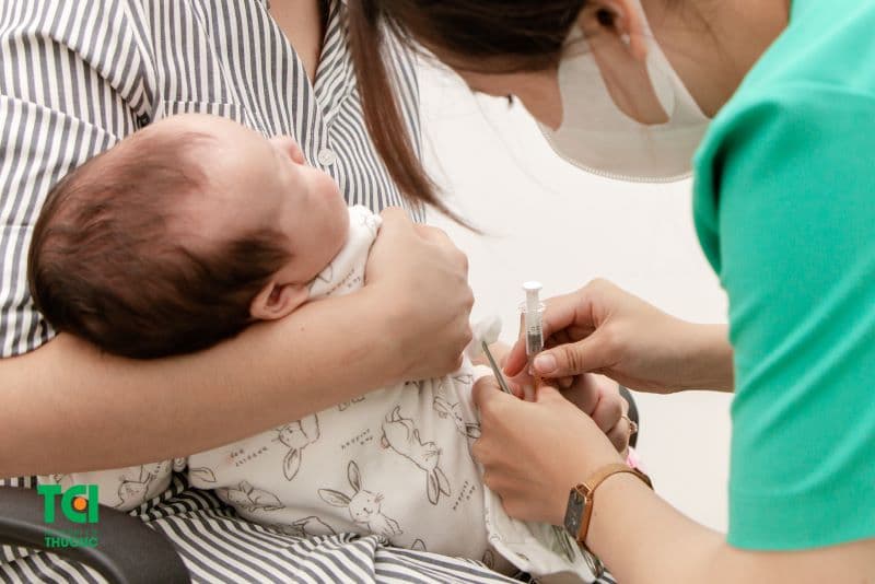 Việc tiêm chủng giúp trẻ tạo ra kháng thể chống lại các bệnh này, bảo vệ bé trước nguy cơ nhiễm bệnh.