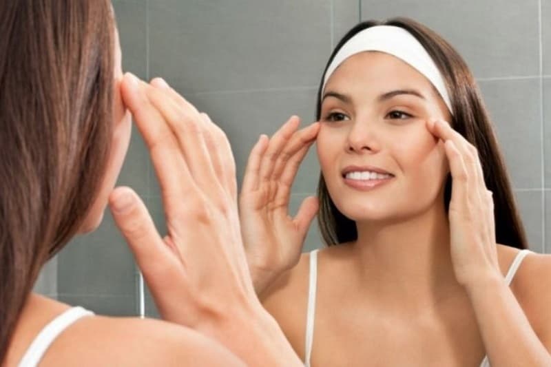 Massage cho mắt giúp cải thiện tuần hoàn máu đến mắt 