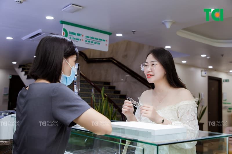 Tại TCI, khách hàng mua kính được tư vấn và thử kính miễn phí