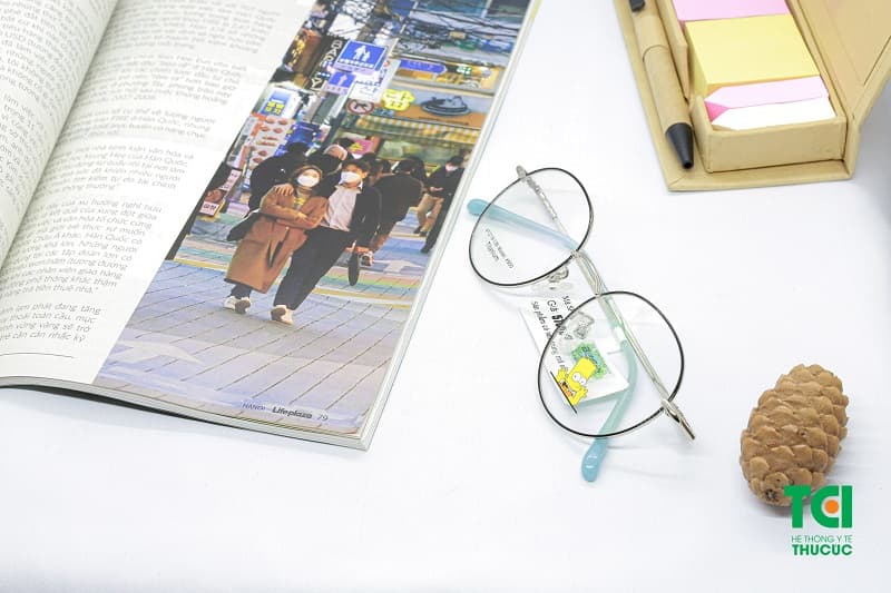 Một sản phẩm kính siêu mỏng nhẹ ở quầy kính mắt TCI