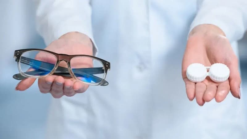 Nên cắt kính siêu mỏng hay chọn kính áp tròng?