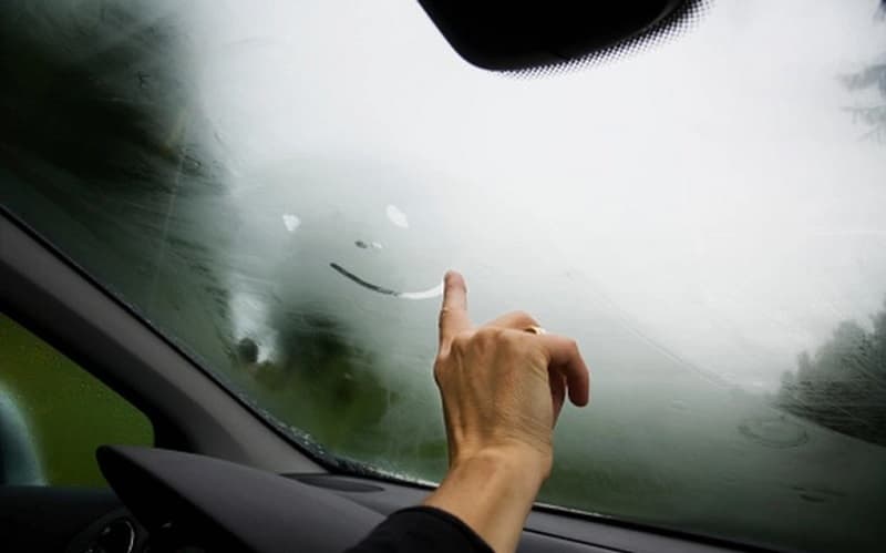 Không nên đeo kính cận 8 độ lái xe dưới trời mưa