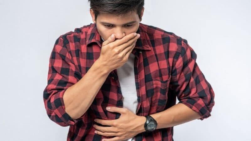 Nuốt thấy nghẹn là cảm giác thức ăn hoặc chất lỏng bị vướng lại khi di chuyển từ miệng xuống thực quản