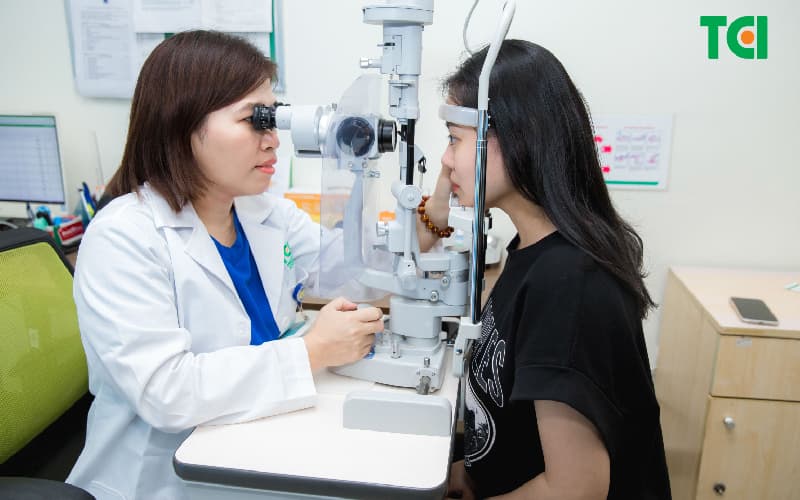 Cách là làm tròng kính cận đổi màu