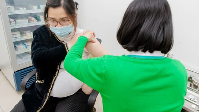 Cho ai thắc mắc mới tiêm vacxin có được ăn trứng không