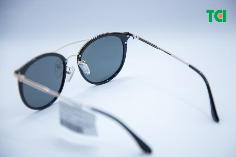 Nên chọn mua tròng kính ở cửa hàng uy tín, có chính sách bảo hành rõ ràng