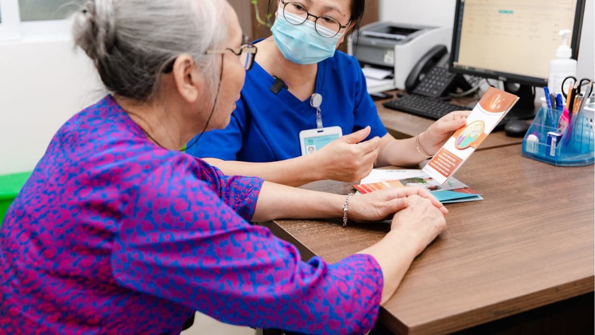 Giải đáp người già có nên tiêm vacxin