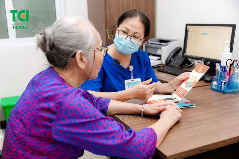 người già có nên tiêm vacxin