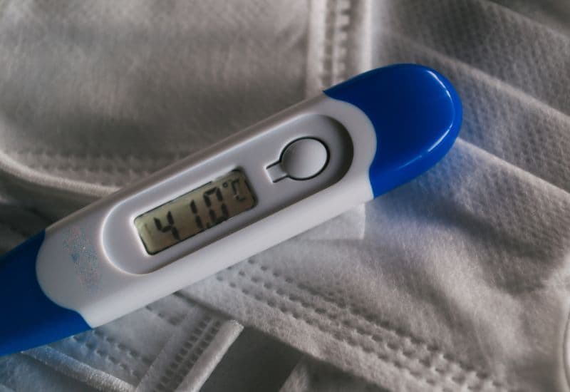 Bạn nên liên hệ với bác sĩ nếu gặp phải các tình trạng sau: Ớn lạnh kéo dài hơn 3 ngày; ớn lạnh đi kèm với các triệu chứng dị ứng như sưng mặt, khó nuốt; sốt cao trên 39°C hoặc sốt không giảm sau khi dùng thuốc; xuất hiện các triệu chứng nghiêm trọng khác như khó thở, đau ngực, hoặc phát ban nặng…