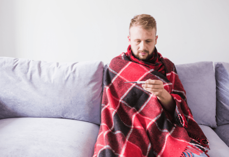 Sốt rét sau tiêm vắc-xin là một phản ứng phụ thường gặp, biểu hiện bằng tình trạng sốt từ nhẹ đến trung bình, kèm theo các triệu chứng khác như ớn lạnh, đau nhức cơ thể, mệt mỏi.