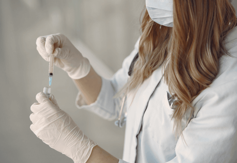 Sốt rét sau tiêm vắc-xin xảy ra do hệ miễn dịch của cơ thể phản ứng với các thành phần của vắc-xin.