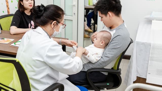 Tác dụng phụ vắc xin 5 trong 1 và những điều cần biết