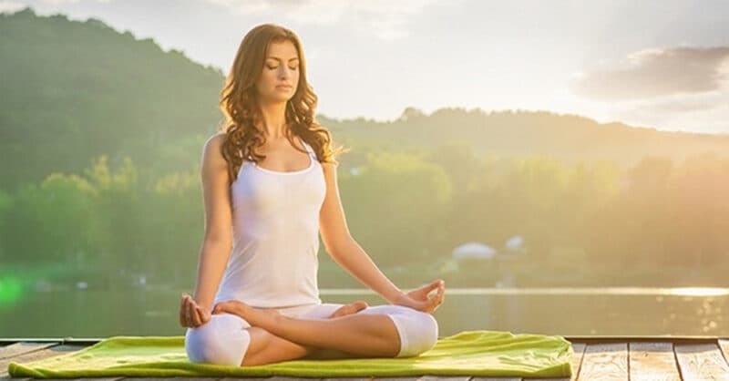 Tập yoga vào buổi sáng giúp bạn thiết lập một khởi đầu ngày mới đầy năng lượng và bình an