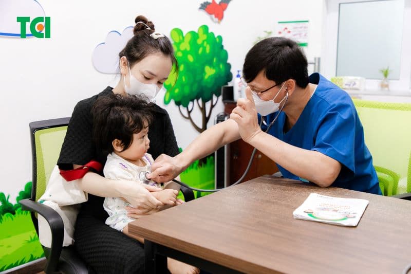 Nếu cha mẹ nhận thấy bất kỳ triệu chứng nào của dị ứng, cần nhanh chóng đưa trẻ đến cơ sở y tế để được xử lý kịp thời.