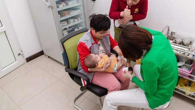 Những điều cha mẹ cần biết về thời gian tiêm vắc xin 5 trong 1