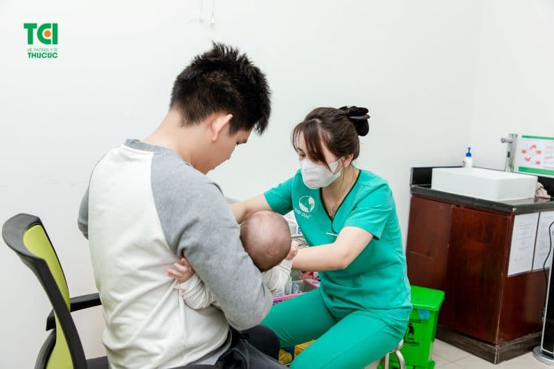 Bên cạnh các mũi tiêm cơ bản, trẻ cần tiêm một mũi nhắc lại khi được 18 tháng tuổi để củng cố miễn dịch và đảm bảo hiệu quả bảo vệ dài lâu.