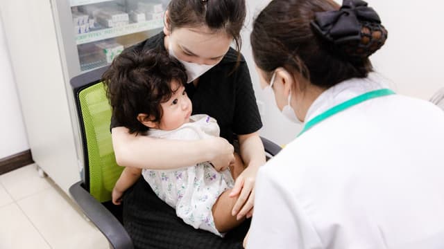 Sự an toàn và cần thiết khi tiêm cùng lúc nhiều loại vacxin cho trẻ