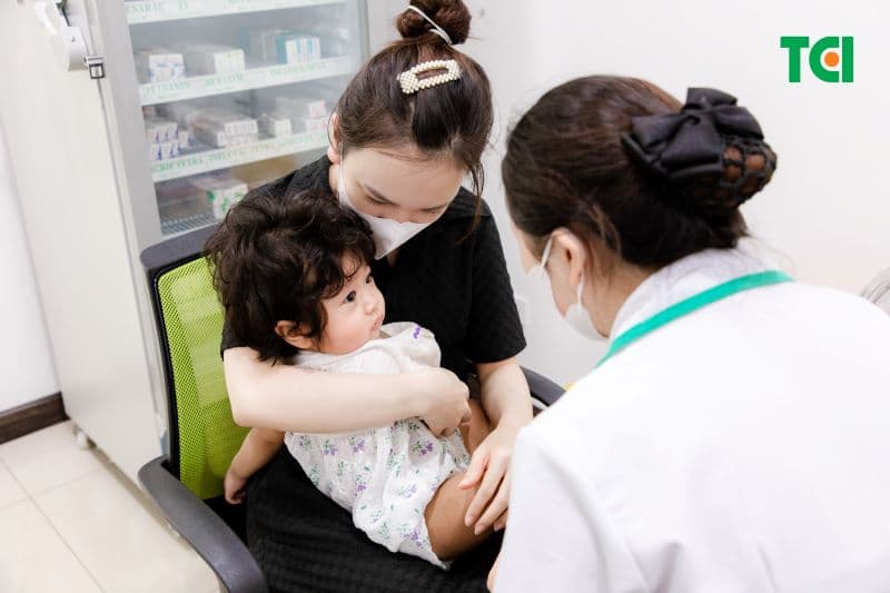 Tiêm cùng lúc nhiều loại vắc xin có nên không là câu hỏi nhiều cha mẹ đặt ra.