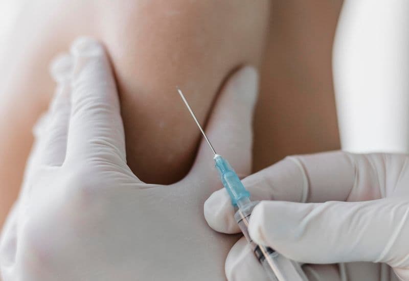 Giải đáp chi tiết thắc mắc: Tiêm vắc-xin có tốn phí không?