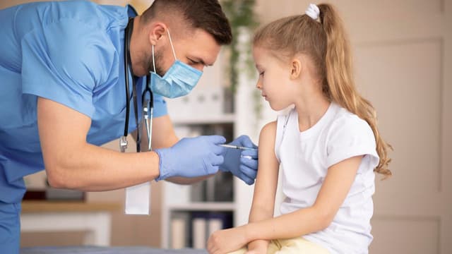 Tiêm vắc-xin có tốn phí không: Giải đáp thắc mắc